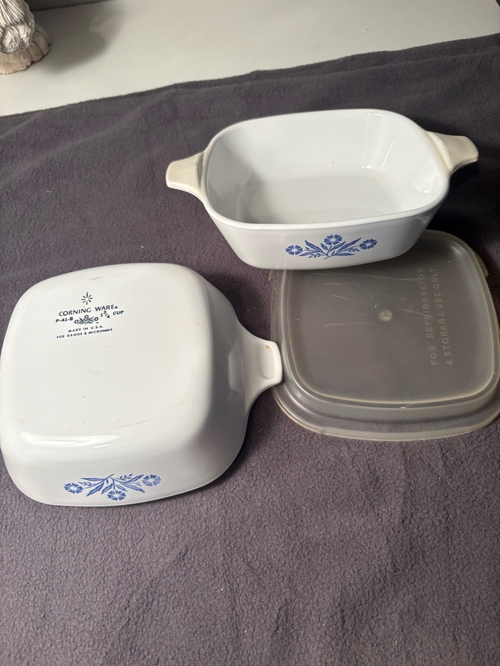 Vintage corning ware, set of two baking dishes with one refrigerator storage lid